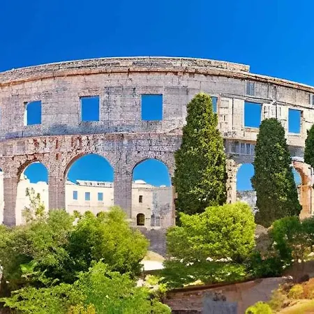 Pula, Istria 3 *