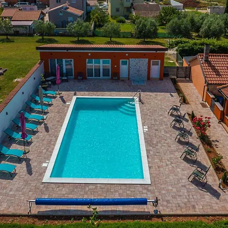 아파트 Pula, Istria 3 *